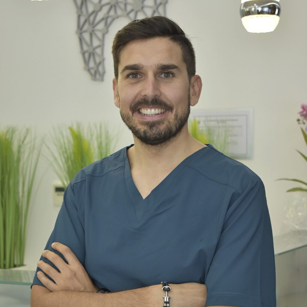 Dr. Alejandro Colmena. Experto en Cirugía Oral . Centro Dental Dra. Mayte Montesinos - Dentistas en Pilar de la Horadada, Alicante